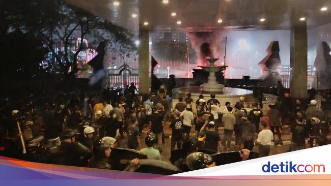 Demo di Polda Metro Makin Panas, Motolov Meletus-Gas Air Mata Dilepas