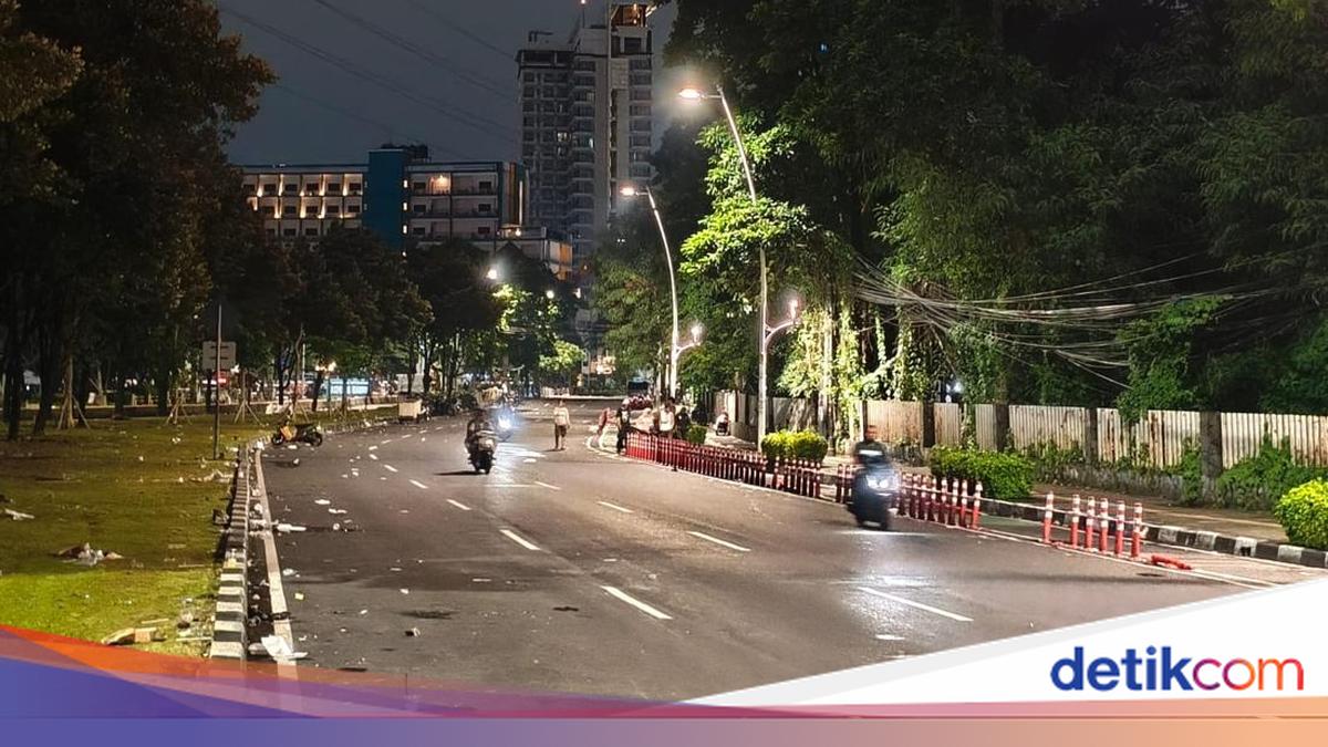 Massa Demo Mulai Bubarkan Diri dari Markas Brimob Kwitang