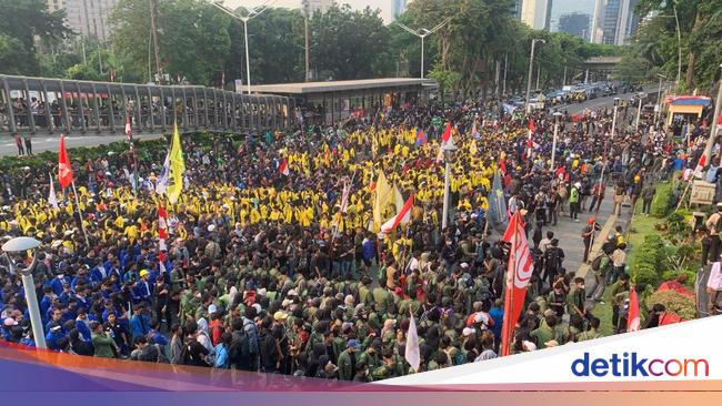 Situasi Terkini di Jalan Sudirman Depan Polda Metro Jaya Dipenuhi Mahasiswa