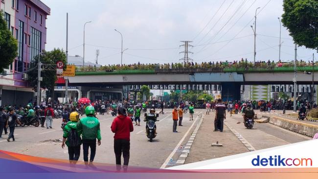 Situasi Terkini Simpang Senen Usai Massa Aksi di Markas Brimob Bubarkan Diri