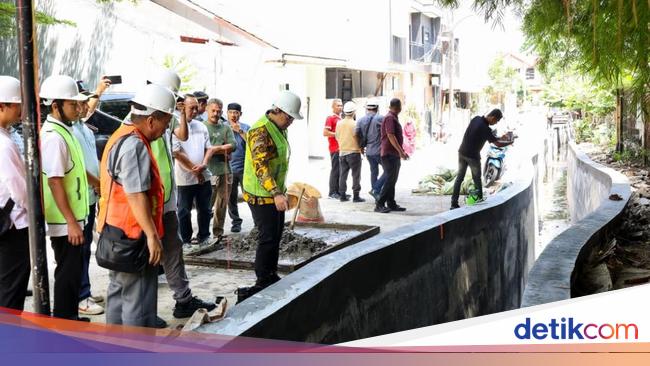 Tuntas Tangani Banjir, Pilar Saga Tinjau Proyek di Perumahan Arya Graha