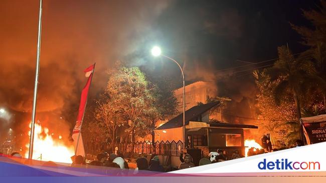 Massa Jebol Pagar DPRD Makassar, Bakar Mobil-Motor di Parkiran