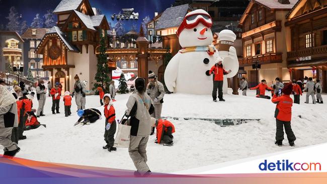 Warga Shanghai Serbu Dunia Salju Buatan Saat Suhu Panas Mencapai Rekor