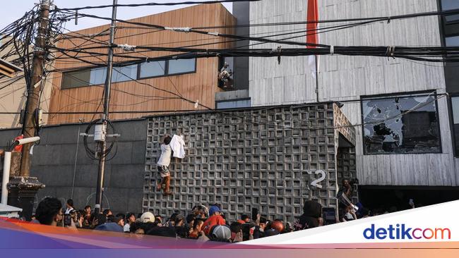 Selain Patung Iron Man, Massa Jarah Surat Tanah-SKCK dari Rumah Sahroni