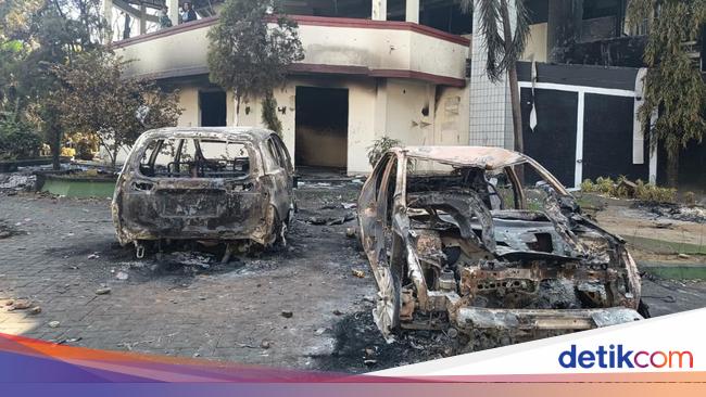 67 Mobil Juga Terbakar Saat Gedung DPRD Makassar Kebakaran