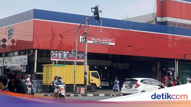 Lampu Lalu Lintas di Jalan Otista Rusak Imbas Ricuh, Pengendara Adu Klakson