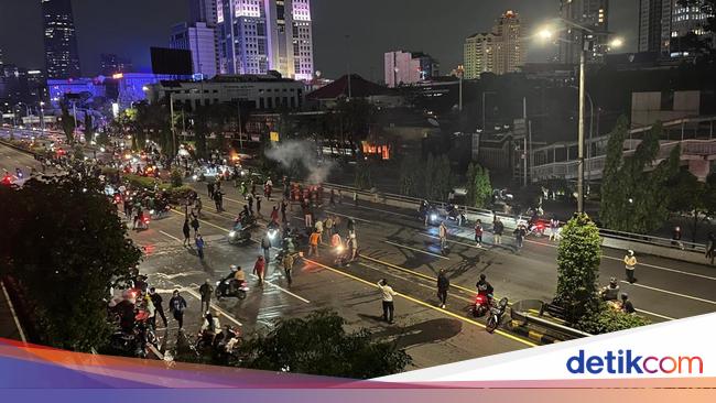 Massa di Jalan Gatot Subroto Kembali Ramai, Lempar Batu ke Polda Metro