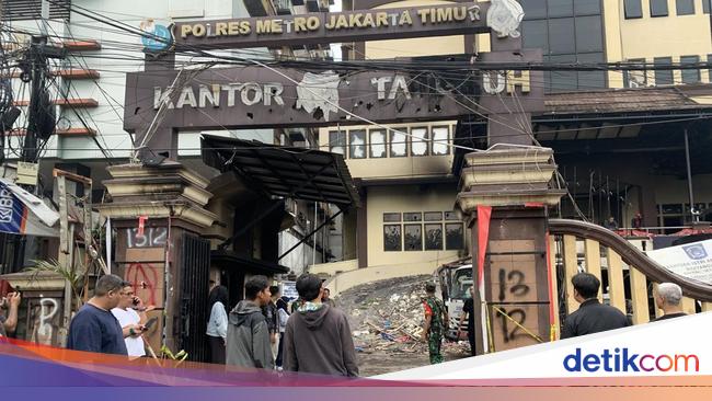 6 Polisi Terluka Saat Markas Polres Jaktim Diserang Massa