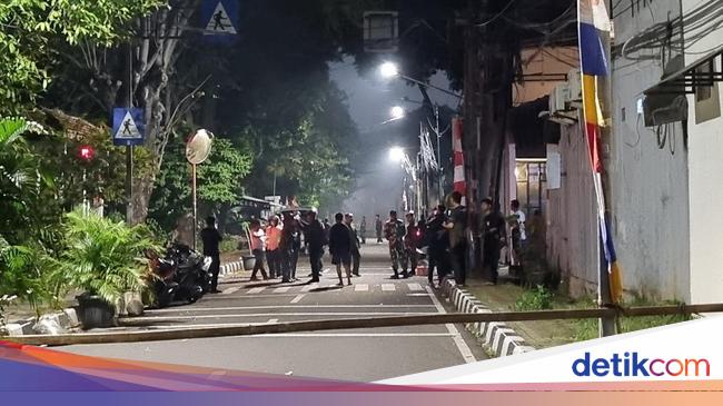 Warga di Rumah Sahroni Bubar, Ini 3 Titik Massa di Jakarta Malam Ini