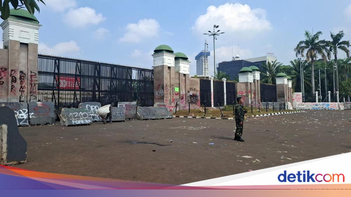 Suasana Kawasan DPR Usai Demo Ricuh: Tembok Dicoret-Pagar Rusak