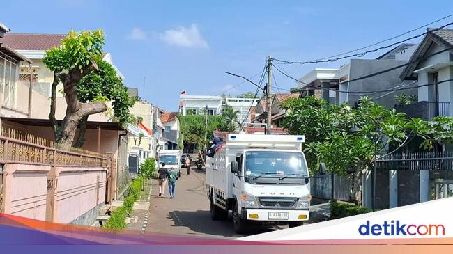 Dua Truk Putih Angkut Sisa Isi Rumah Sri Mulyani