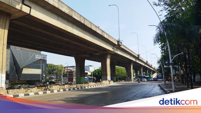 Jalan Yos Sudarso Sudah Bisa Dilalui Pengendara, Petugas Masih Bersih-bersih