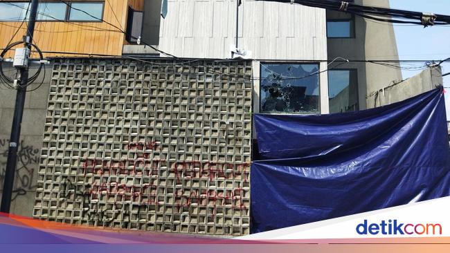 Kondisi Terkini Rumah Sahroni Usai Penjarahan, Kaca Pecah-Ditutup Terpal