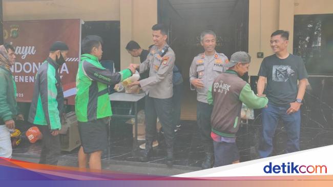 Polisi Berbagi Sembako ke Ojol di Jakpus, Ajak Jaga Situasi Kondusif