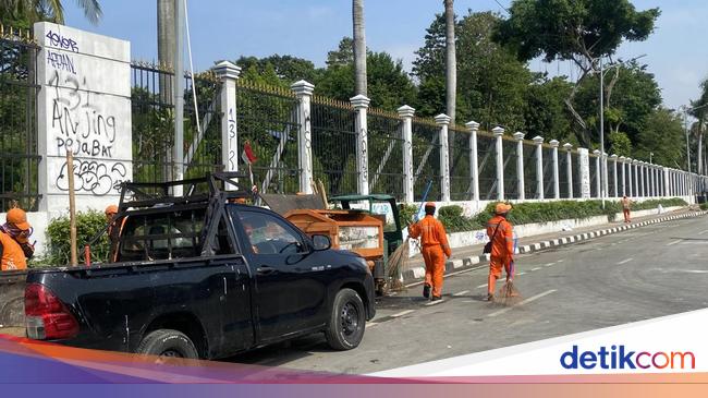 Situasi Terkini Kawasan Sekitar Gedung DPR, Lalin Arah Slipi Masih Ditutup