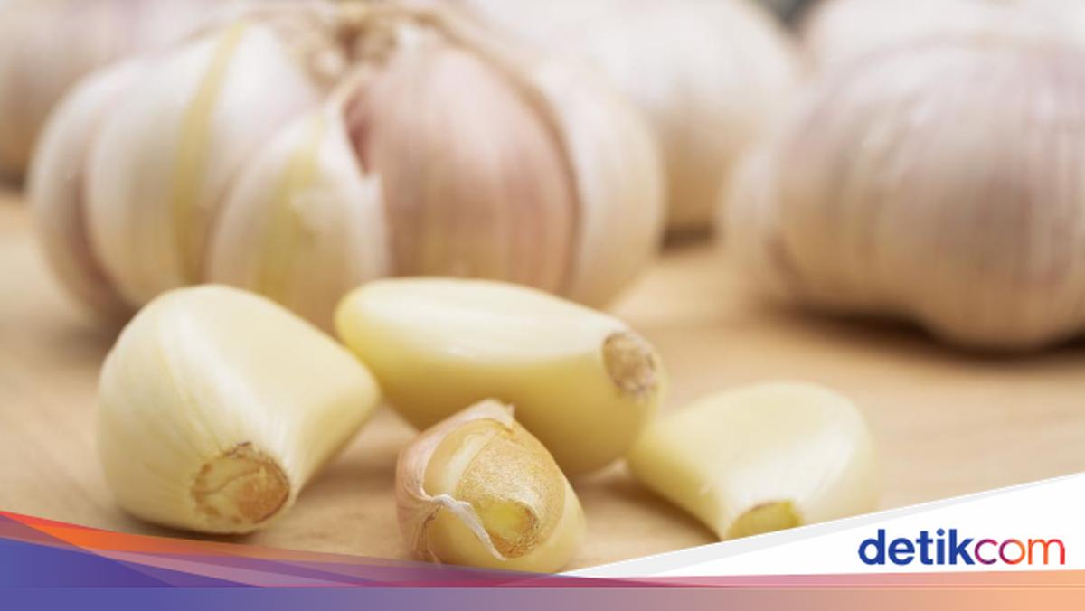 Konsumsi bawang putih mentah bisa turunkan tekanan darah, kolesterol, dan tingkatkan imunitas. Namun waspada efek samping ini!