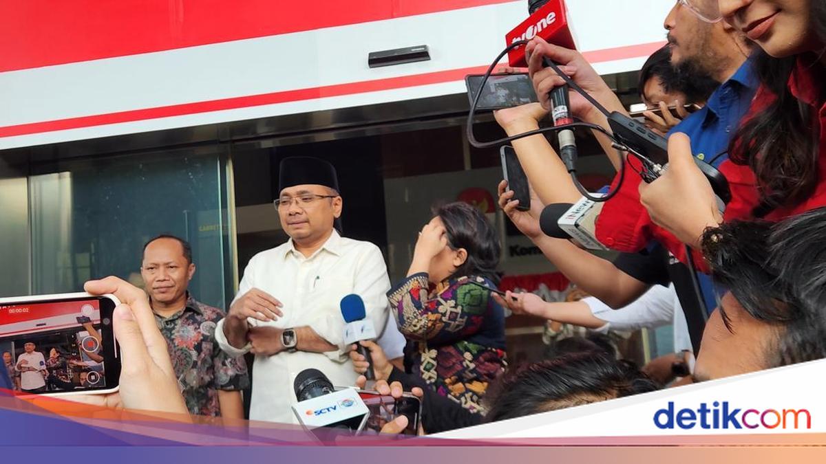 Turli xil pozitsiyalarda jinsiy aloqa Porn Piggy Bank xotinini dostiga tugilgan kuni uchun taklif qildi