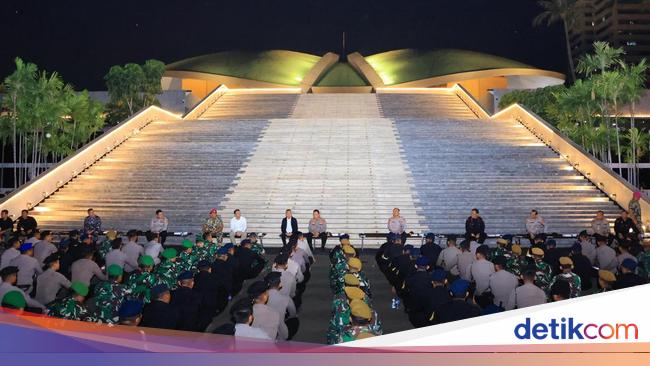 Kapolri Makan Bareng Pasukan TNI-Polri, Beri Arahan soal Penanganan Massa