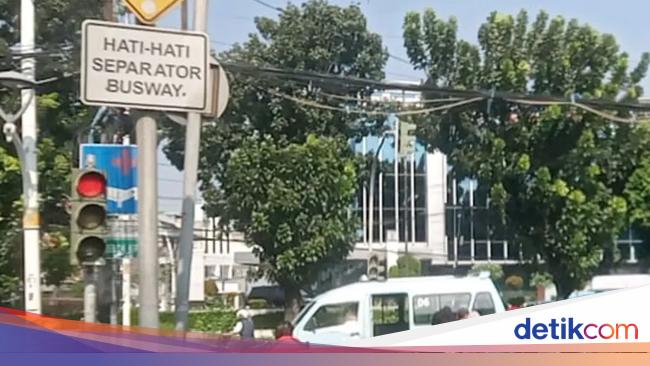 Lampu Lalin di Jatinegara Kembali Normal Usai Dirusak Massa