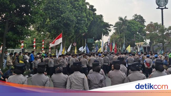Mahasiswa Gelar Aksi Damai di Depan Istana Bogor, Bagi Bunga dan Doa Bersama