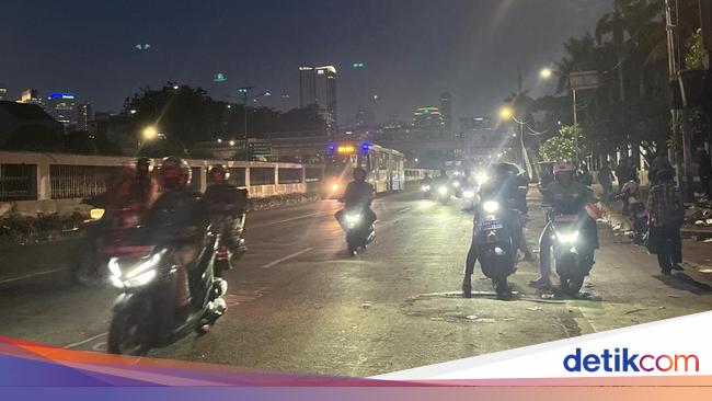Massa Aksi Depan Gedung DPR Bubar, Lalin Gatot Subroto Arah Slipi Lancar
