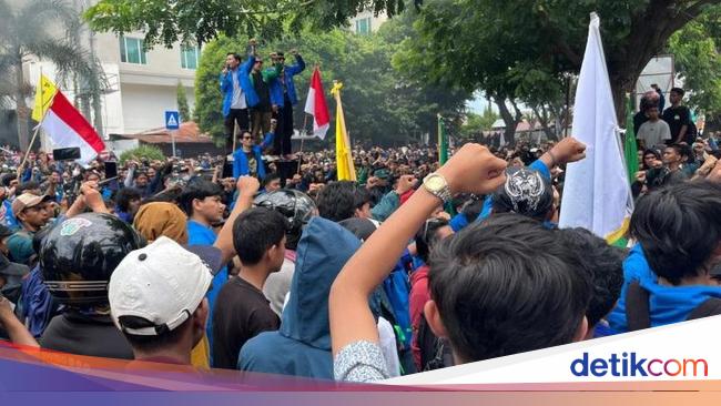 Massa Ojol dan Mahasiswa Gelar Aksi Solidaritas untuk Affan di DPRD Sulteng