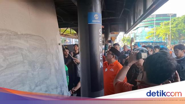 Rano Ikut Bersih-bersih Halte Senen, Imbau Jangan Rusak Fasilitas Umum