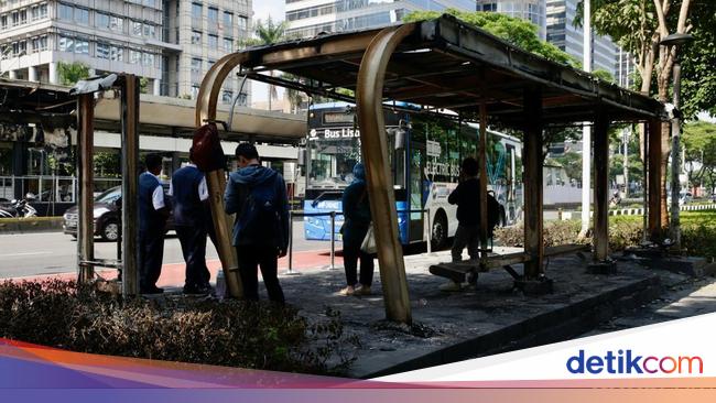 Warga Curhat Perjalanan ke Kantor Terhambat Halte TransJ Rusak Akibat Ricuh