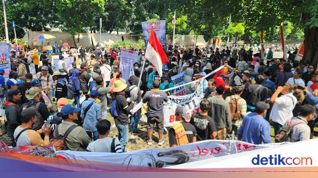 Mahasiswa melakukan aksi protes