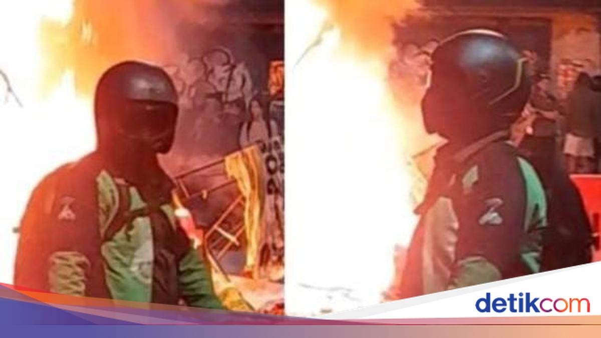 Viral Pria Jaket Ojol Sepatu Adidas Terrex Saat Gedung Grahadi Dibakar - detikcom