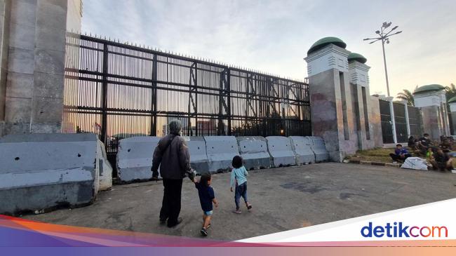Warga Palmerah Ajak Anak ke Depan DPR: Nggak Ada Demo, Jadi Rekreasi