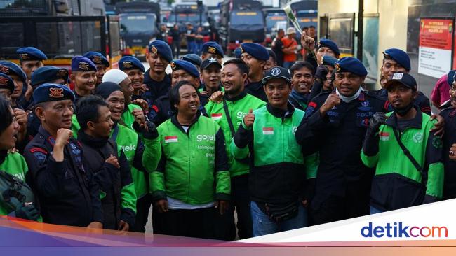 Aksi Damai di Kwitang, Ojol-Brimob Pelukan dan Salaman