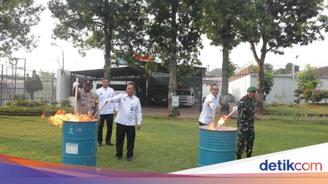 Ditjenpas Jateng Musnahkan HP, Charger hingga Kabel Hasil Geledah Napi di Lapas