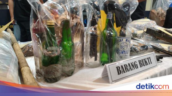 Sosok 'Profesor R' Bikin Tutorial Molotov di Grup WA Aksi Ricuh