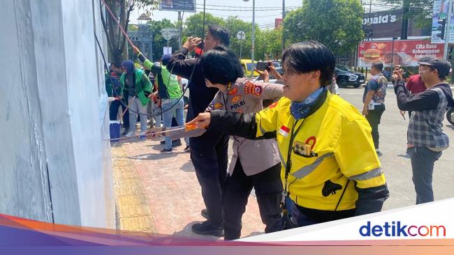 Polisi dan Ojol Bersihkan Pospol Ciceri Kota Serang yang Terbakar