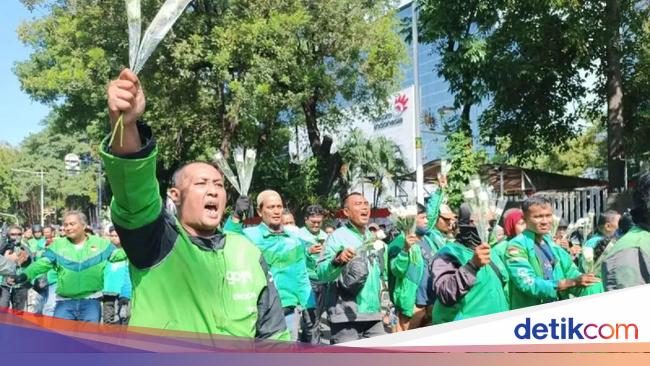 Driver Ojol Aksi Damai Bagikan Mawar ke Warga dan TNI-Polri di Monas