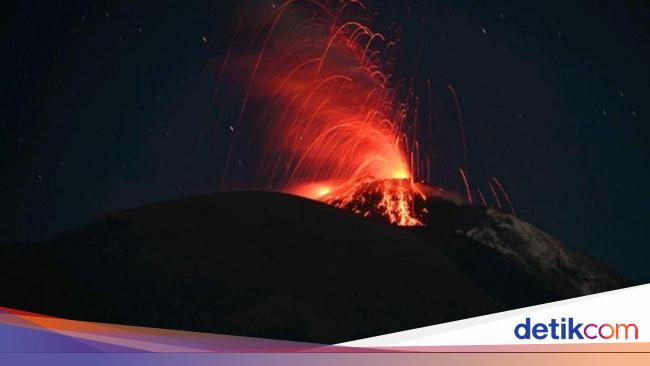 Gunung Ili Lewotolok di NTT Erupsi, Lontarkan Pijar Api
