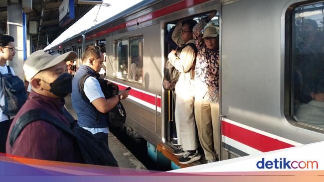 Jurus Roker Pilih Gerbong KRL Demi Satset saat Transit