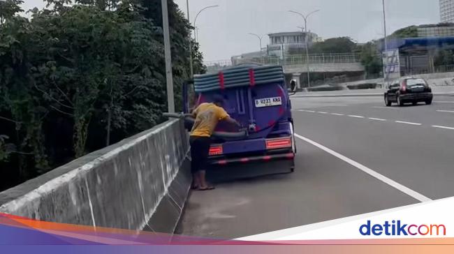 Viral Truk Buang Tinja ke Sungai Ciliwung dari Atas Jembatan Tol Cijago