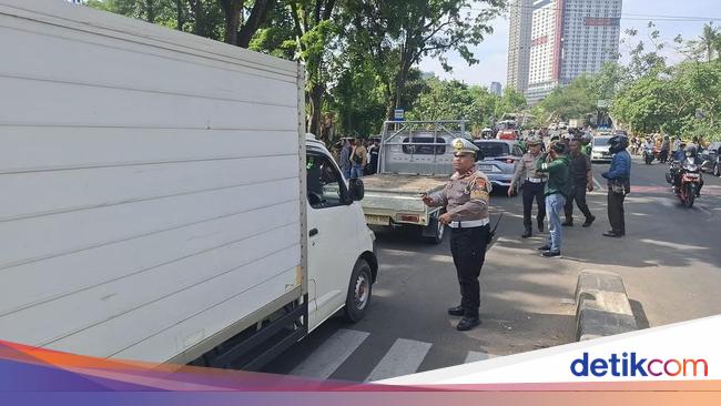 Polisi Rekayasa Lalin Imbas Kebakaran di Asrama Polri Serpong