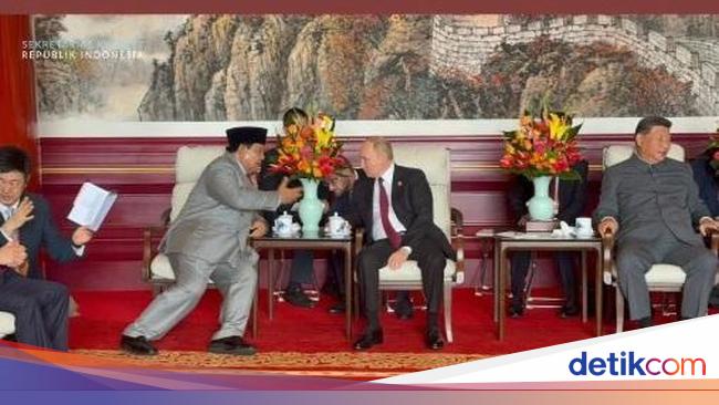 Prabowo Duduk di Samping Putin Saksikan Parade Militer China, Ngobrol Berdua