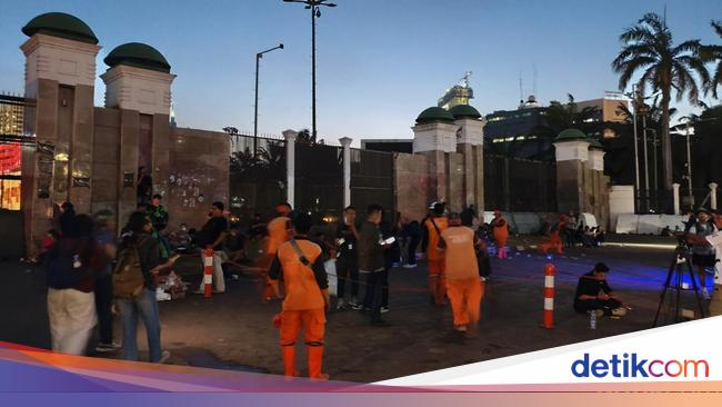 Massa BEM SI Tertib Bubar dari Depan DPR Usai Tabur Bunga