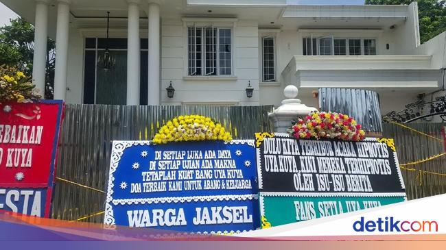 Banjir Dukungan, Rumah Uya Kuya Dikirimi Banyak Karangan Bunga