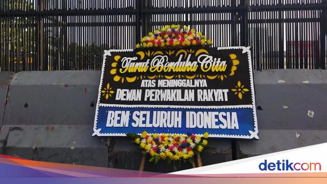 Bawa Karangan Bunga Dukacita, BEM SI Aksi 'Selamatkan Indonesia' di DPR