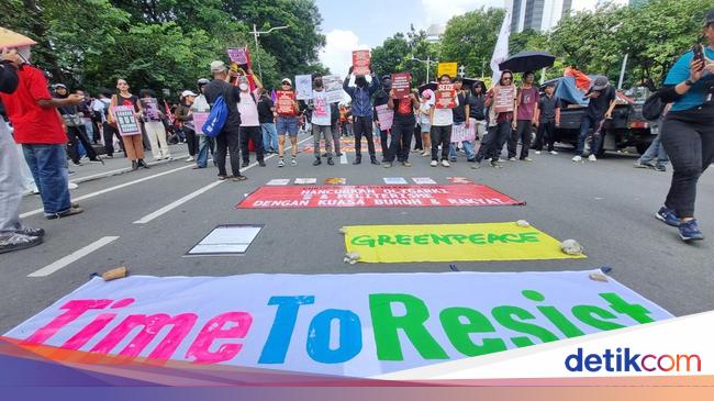 Massa Buruh Demo di Patung Kuda Jakpus, Ini 12 Tuntutannya