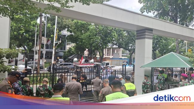 Massa Demo DPRD DKI Jakarta, Minta Transparansi Tunjangan Rumah Rp 70 Juta