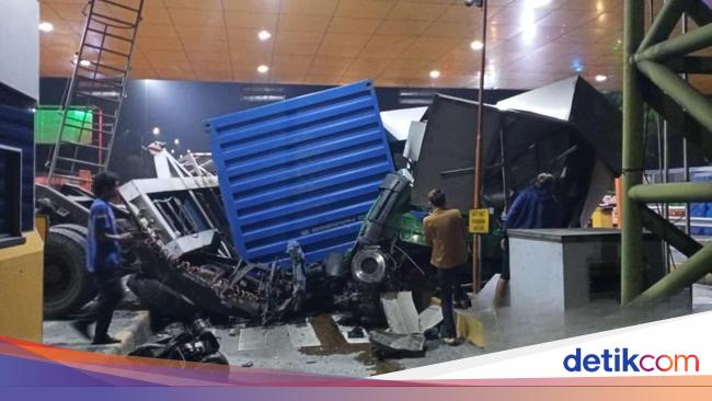 Potret Kecelakaan 2 Truk di GT Ciawi 2 Bikin Gardu Tol Porak-poranda