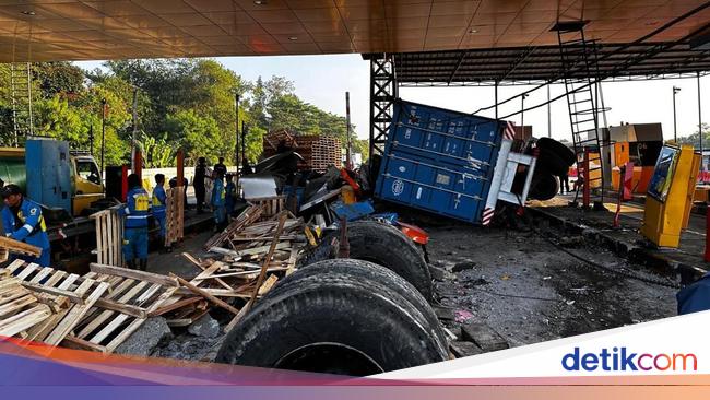 5 Fakta Gerbang Tol Ciawi 2 Porak-poranda Ditabrak 2 Truk