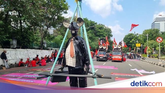 Demo di Patung Kuda, Massa Buruh Bawa Patung Tikus Berdasi Digantung