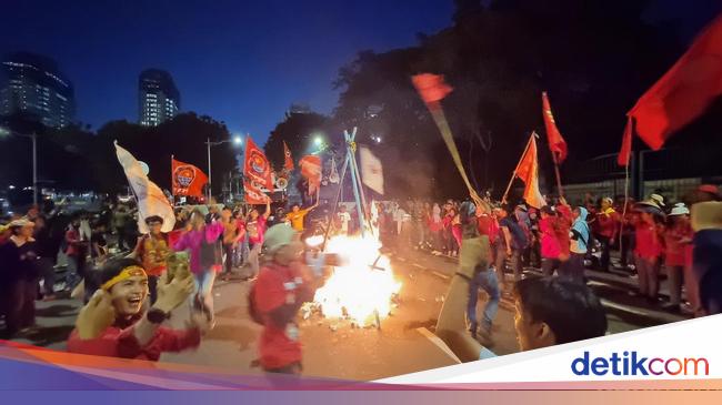 Massa Buruh Demo di Jakpus Bubar Usai Bakar Patung Tikus Berdasi